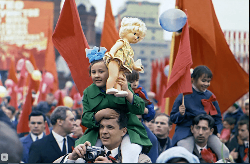 Москва, Красная площадь, 1960-е: ребёнок на плечах отца с куклой на голове