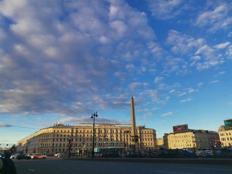 Обелиск на Дворцовой площади в 2026 году под облаками