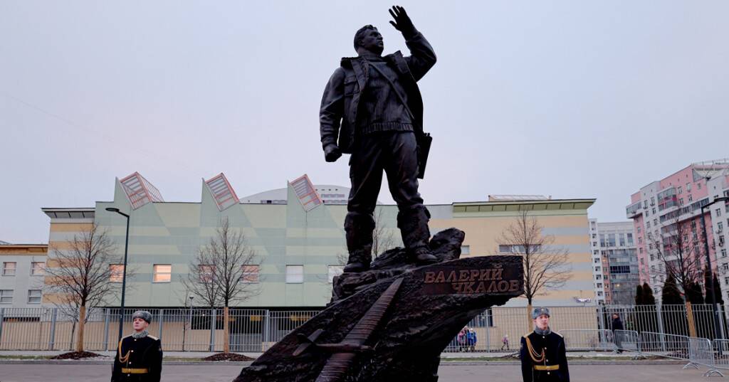 Памятник Валерию Чкалову в Москве