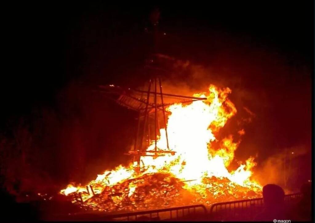 Пожар на костре в ночном городе, 2018
