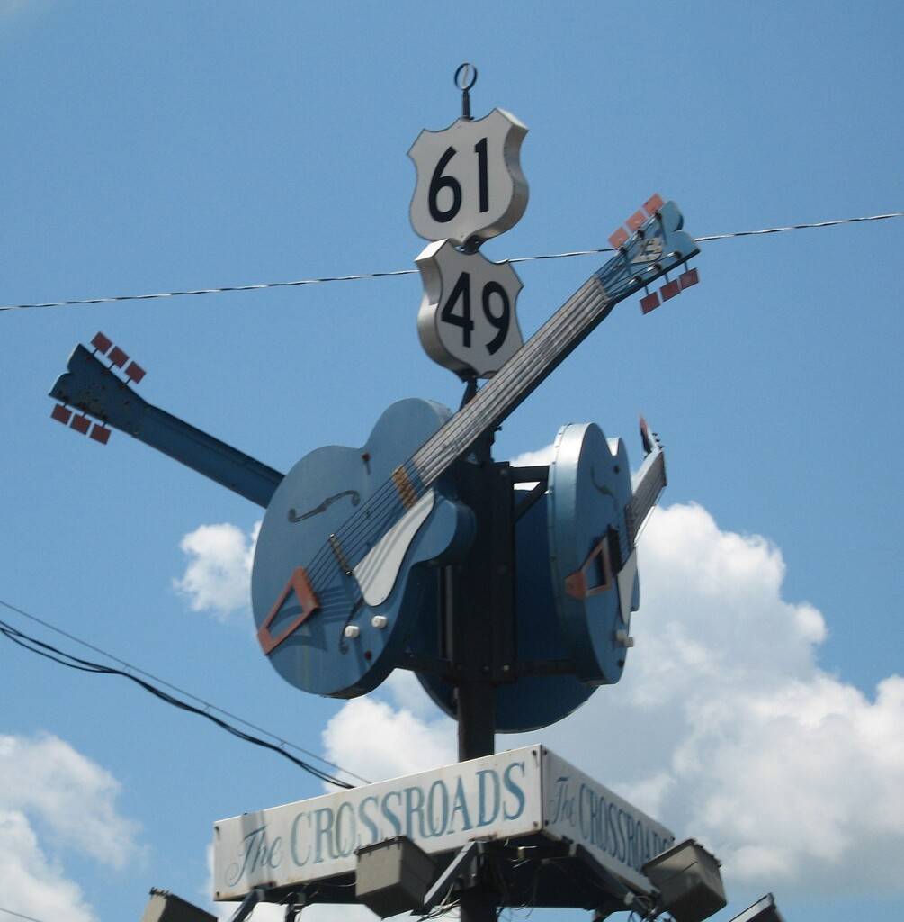 Синие гитары и знаки шоссе 61/49 у «The Crossroads»