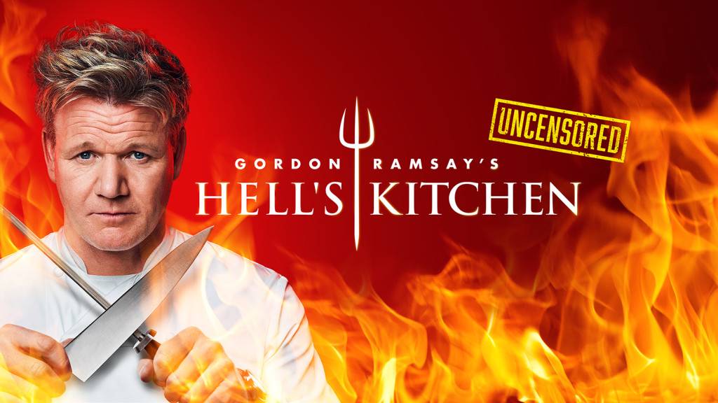 Гордон Рамсей с ножами на фоне пламени