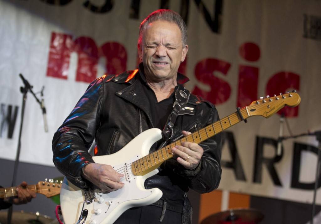 Белая Fender Stratocaster на фоне вывески 'Music Award'