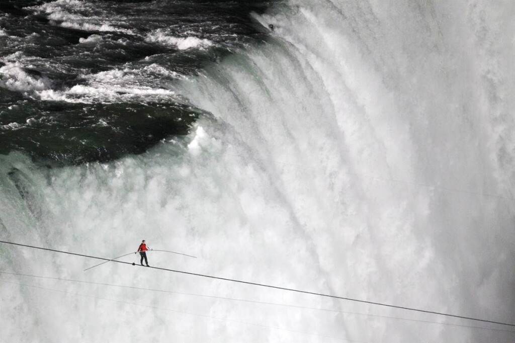 Ник Валленда (Nik Wallenda) прошел над Ниагарским водопадом