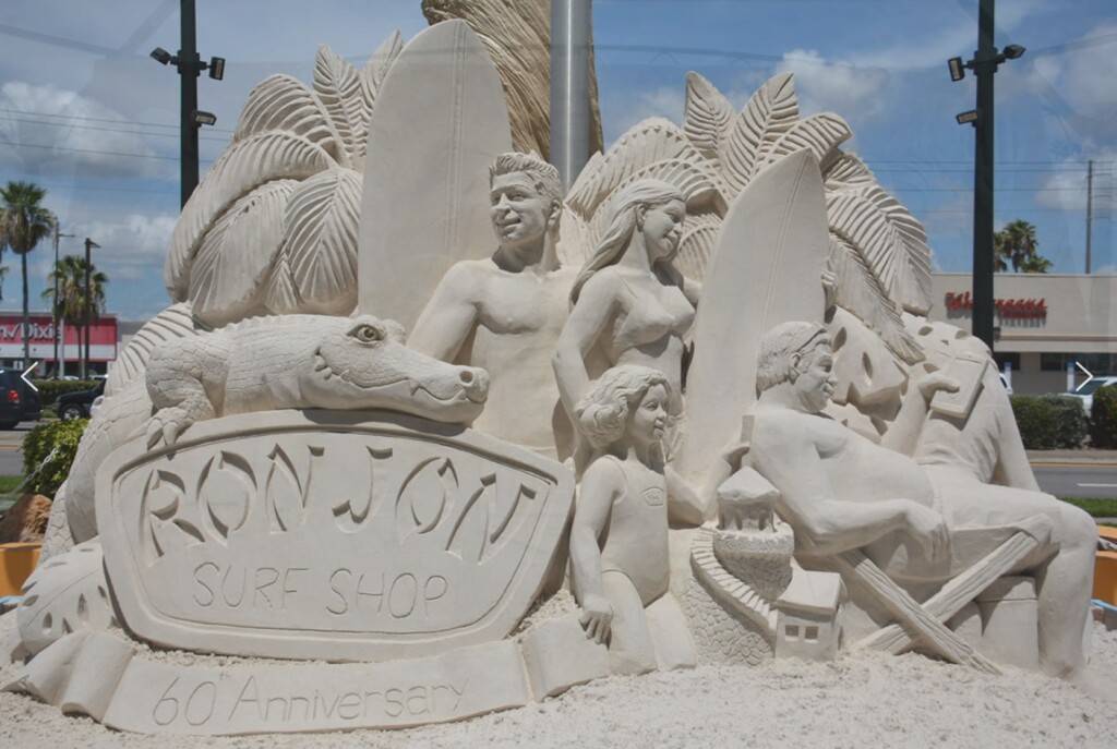 Скульптура из песка у Ron Jon Surf Shop, 60-летие