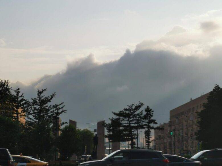 Пасмурный вечер у монумента в районе Краснопресненской застройки