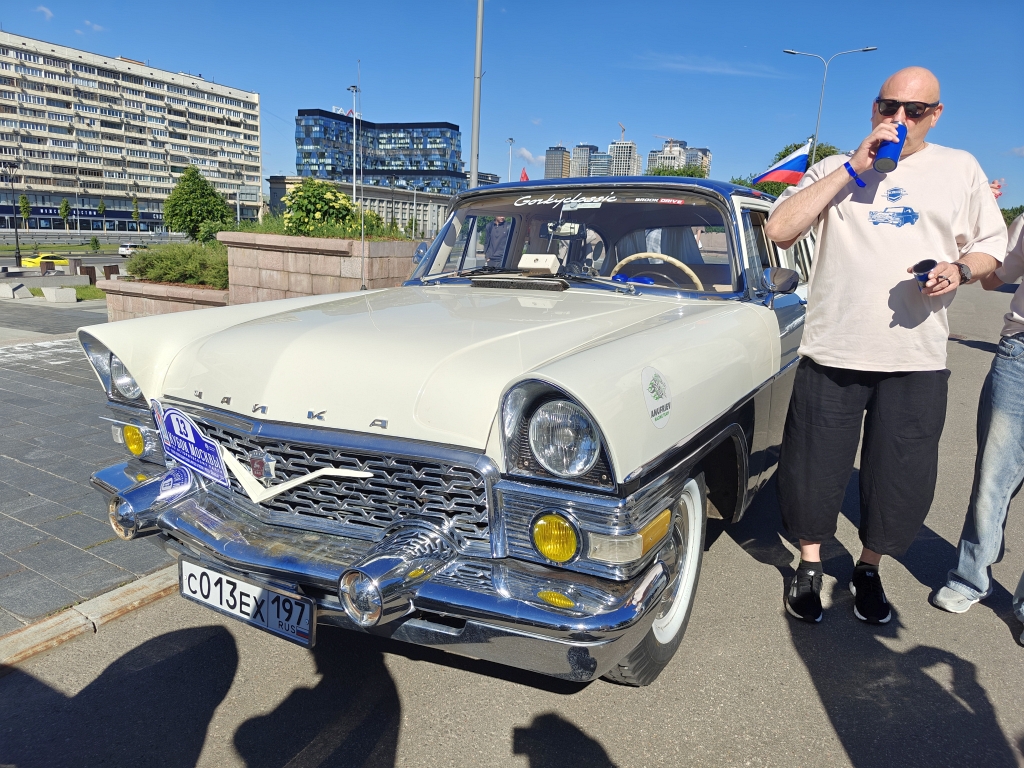 Dinamo Historic Rally: белый Чайка с хромом и российским флагом