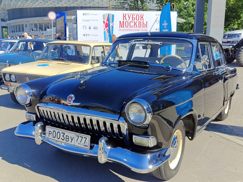 Чёрный ГАЗ-21 на Dinamo Historic Rally в Москве