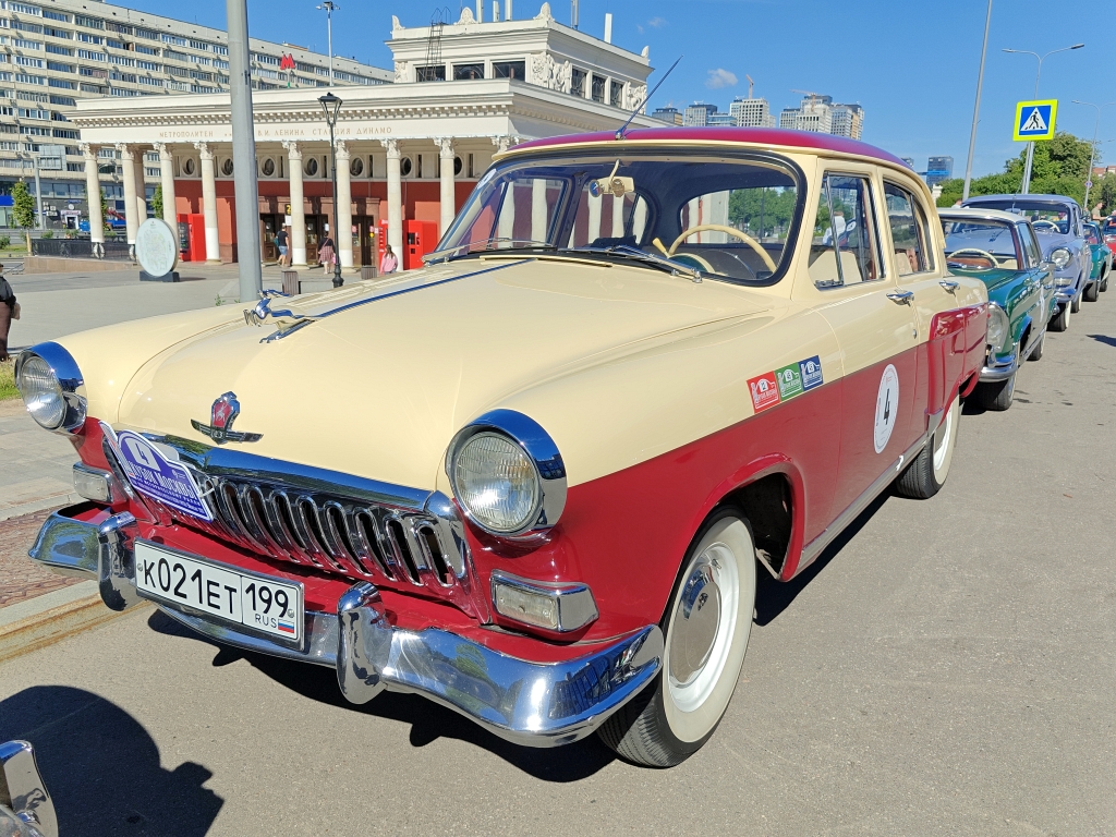 Dinamo Historic Rally: красно-кремовый ГАЗ-21 на фоне станции метро «Динамо»