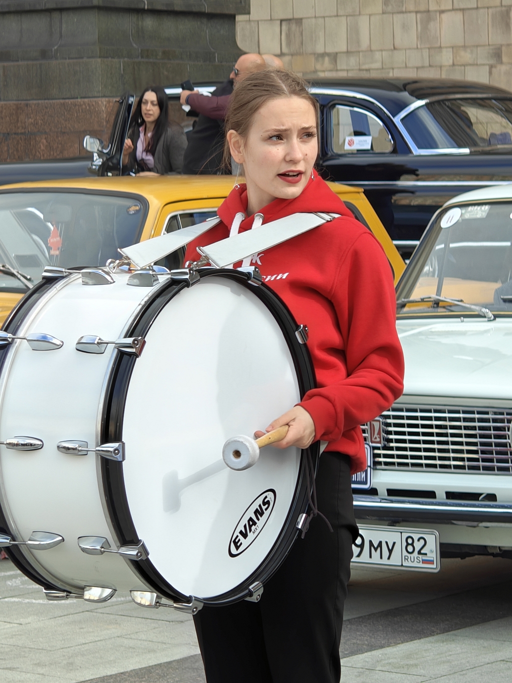 Diplorally, 26 сентября 2026: девушка с бас-барабаном Evans среди советских автомобилей