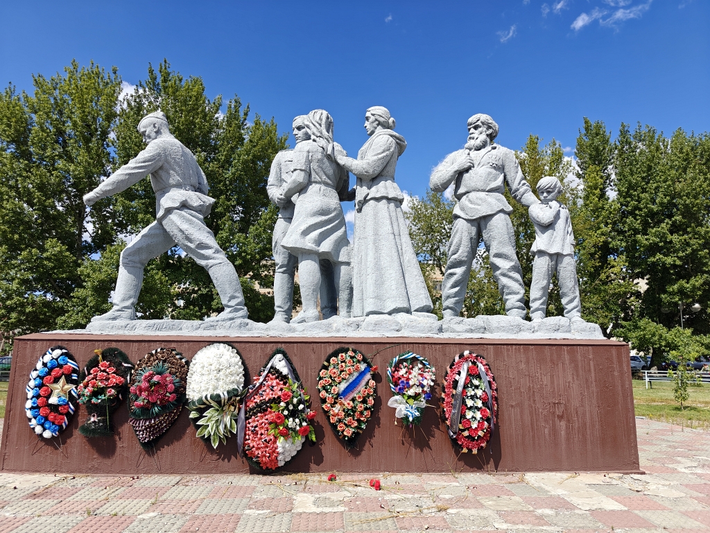 Памятник местным жителям, погибшим в годы ВОВ напротив здания ж/д вокзала