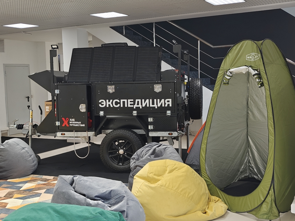 MAMO71: экспедиционный прицеп и шатёр в офисном пространстве