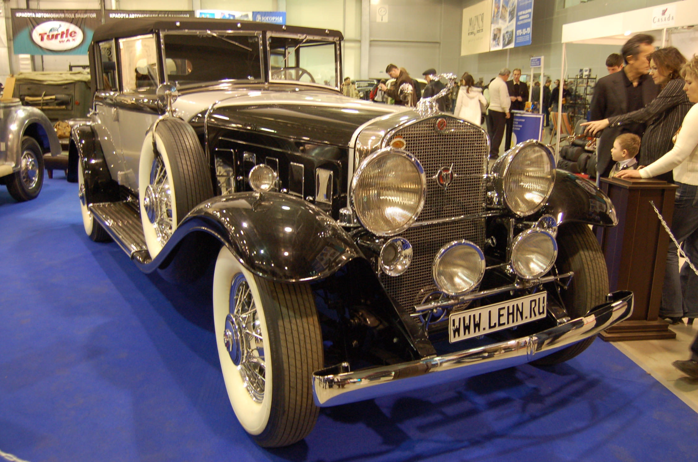 Oldtimer 2007: чёрно-белый &laquo;Крайслер&raquo; на синем ковре в Москве