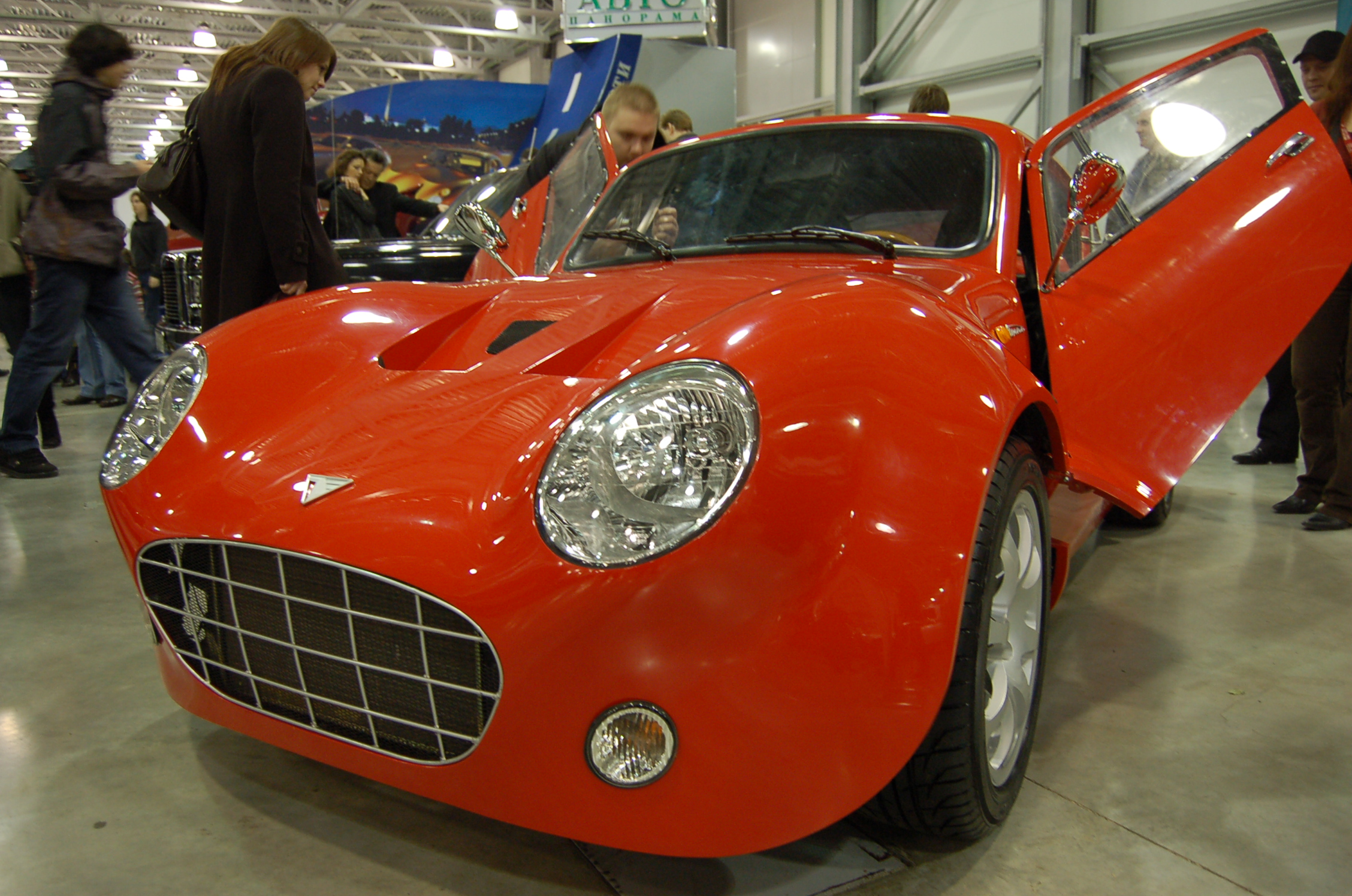 Oldtimer-выставка в Москве, 2007: красный спортивный автомобиль с открытыми дверями