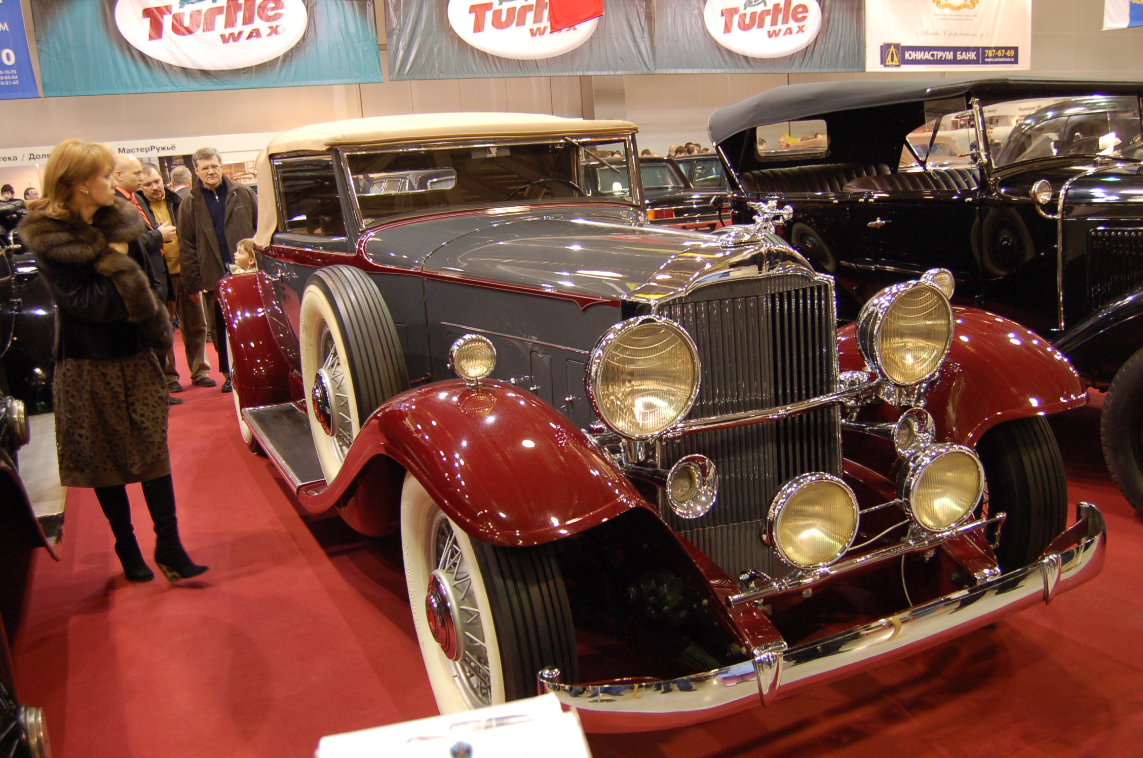 Oldtimer 2007, Москва: красно-чёрный ретро-автомобиль с хромом и белыми стенками