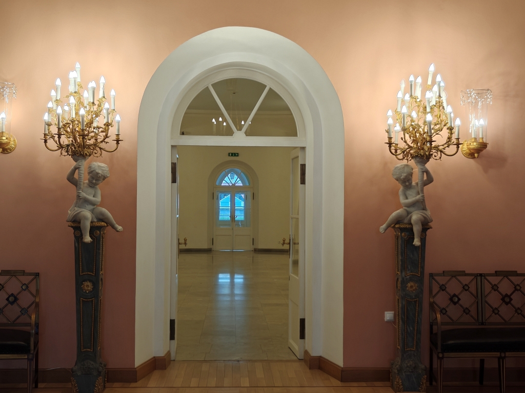 Petroff Palace: арка с ангелочками и люстрами в розовом зале