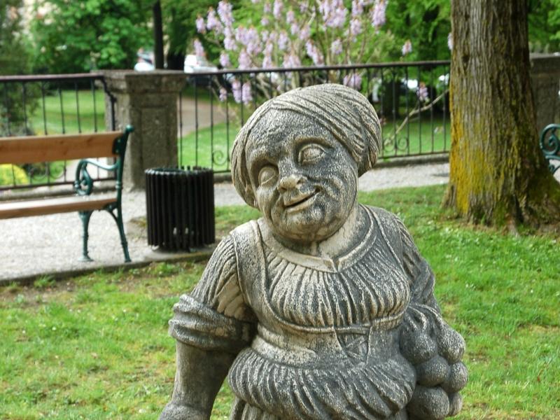 Каменная бабушка с кувшином в парке Зальцбурга