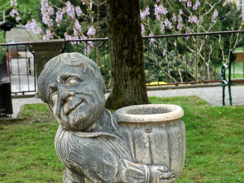 Каменная фигура с кувшином в парке Зальцбурга