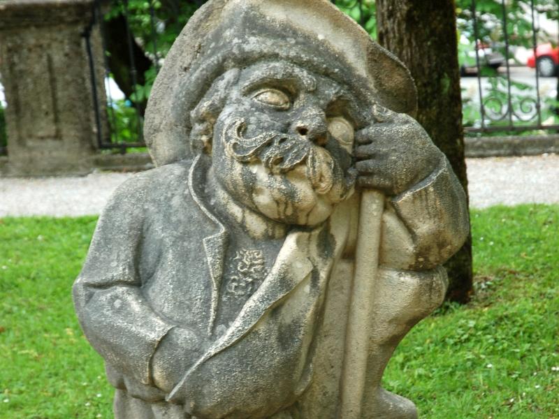 Каменный карлик с лопатой в парке Зальцбурга