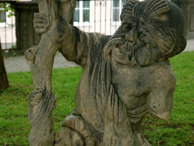 Каменная фигура в парке Зальцбурга: мужчина с деревом и бородой