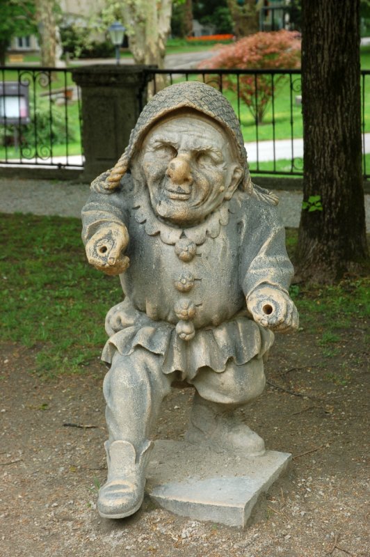 Карликовая статуя в парке Зальцбурга, Австрия