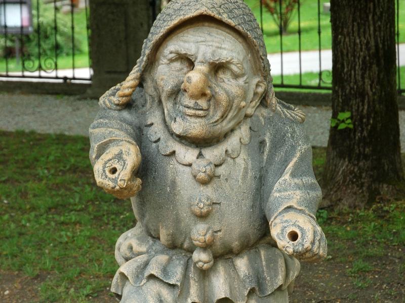 Карликовая статуя в парке Зальцбурга, Австрия