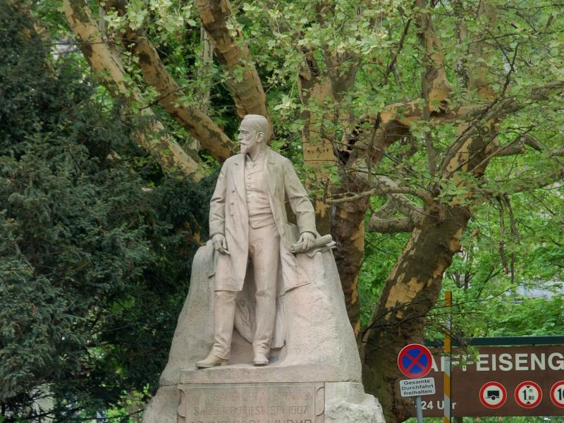 Памятник доктору Карлу Вурмбу у входа в Зальцбург