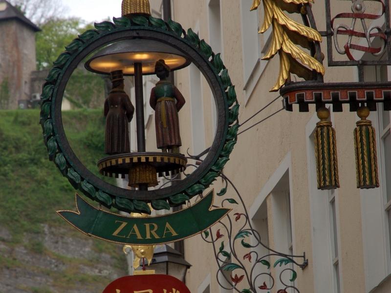 Zalzburg: вывеска Zara с кинетическим элементом и «Китайским домом»
