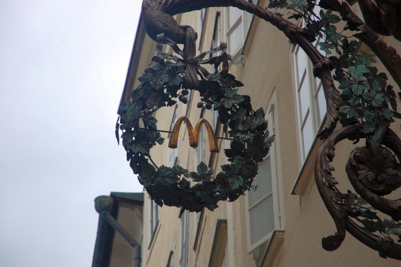 Зальцбург, улица с бронзовой виноградной лозой и McDonald's-логотипом