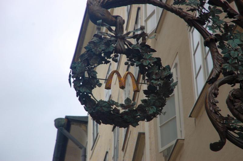 Зальцбург, улица с бронзовой виноградной лозой и McDonald's-логотипом