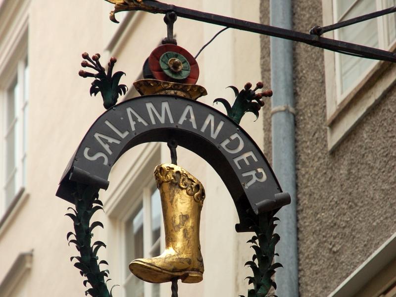 Зальцбург, вывеска «SALAMANDER» с золотой сапогом