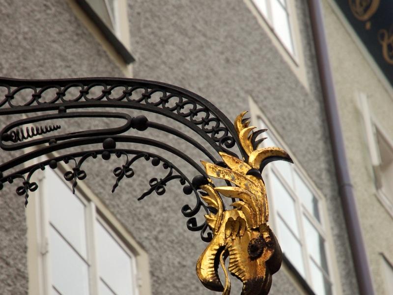 Золотой дракон над улицей в Зальцбурге, Австрия