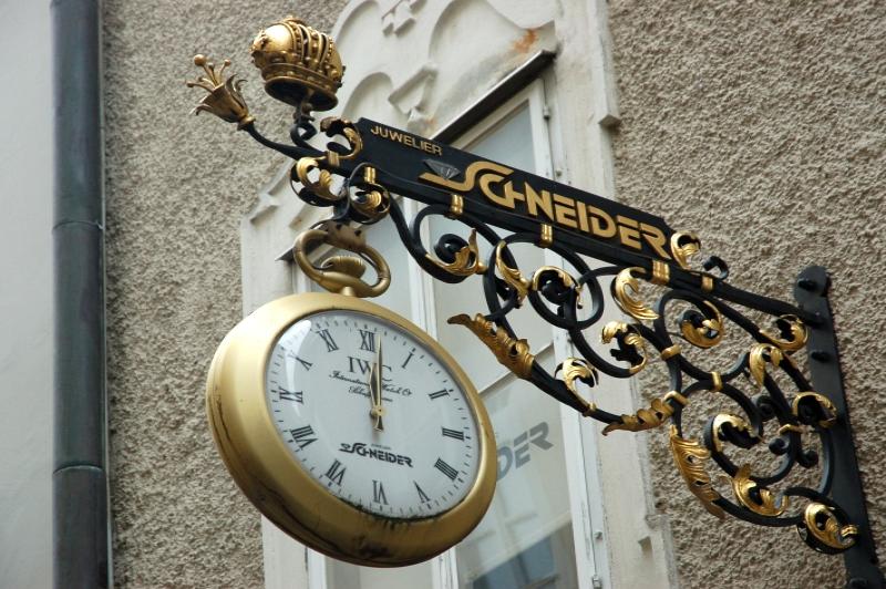 Зальцбург, улица с золотым карманным часом IWC и вывеской 'JUWELIER SCHNEIDER'
