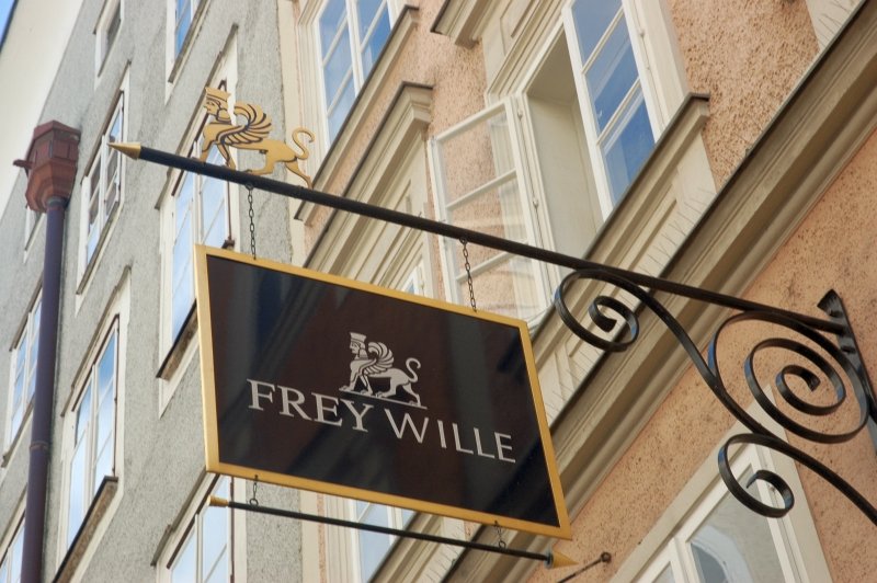 Зальцбург: вывеска Frey Wille с львом-фениксом над улицей
