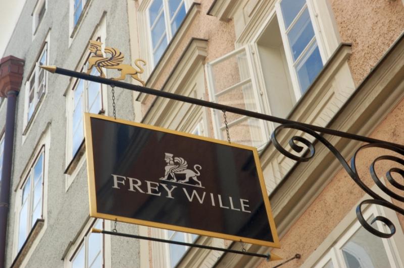 Зальцбург: вывеска Frey Wille с львом-фениксом над улицей