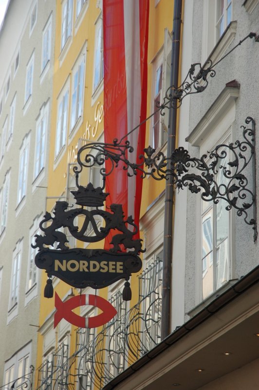 Nordsee-вывеска на улице Зальцбурга, Австрия