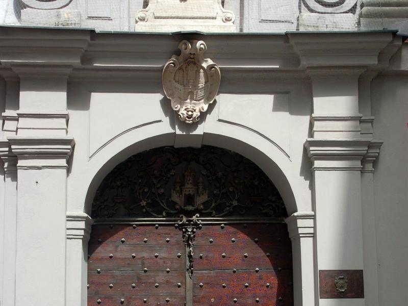 Деревянные врата с коваными деталями у здания в Зальцбурге