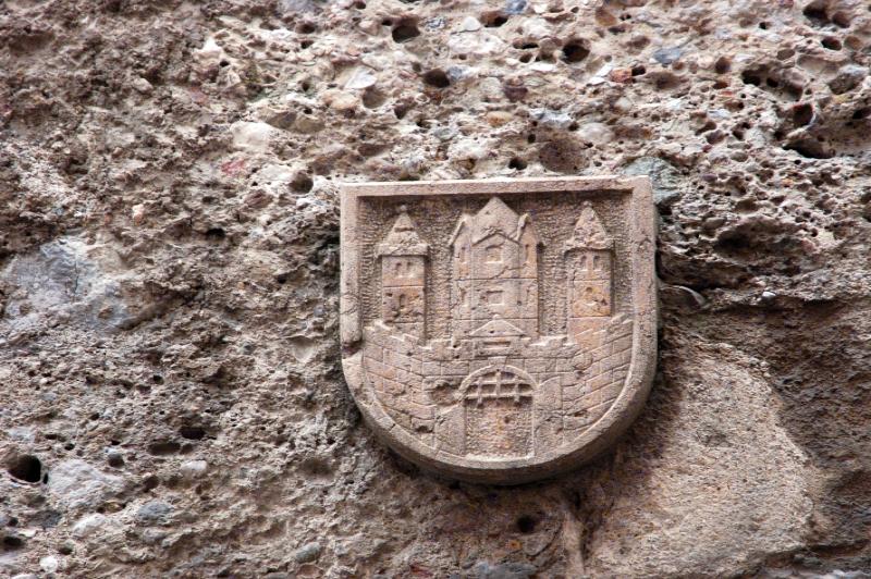 Замок в стене: рельефный герб на каменной кладке Зальцбурга