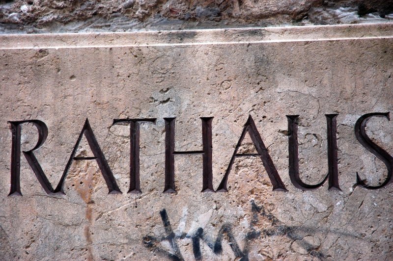 Rathaus в Зальцбурге: камень, буквы и следы времени