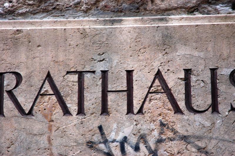Rathaus в Зальцбурге: камень, буквы и следы времени