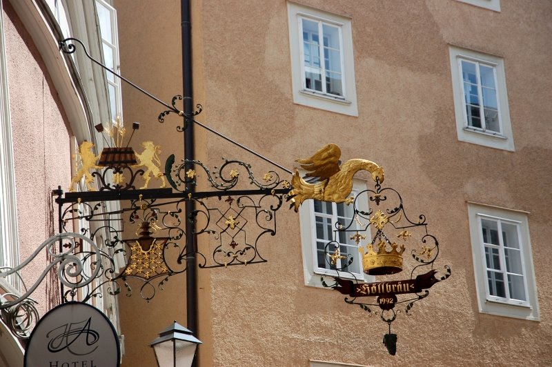 Zalzburg, 1992: золотой орёл над вывеской «Stöfflgräus»