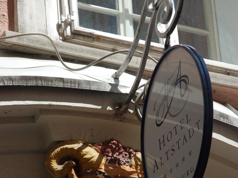 Отель Altstadt в Салцбурге: маска и вывеска над окном
