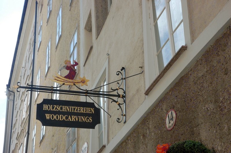 Дом с вывеской «Holzschnitzerieen» в Зальцбурге, Австрия