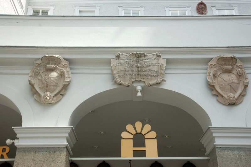 Зальцбург: барочные гербы над аркой под зданием с табличкой о Франциске-Ксавере
