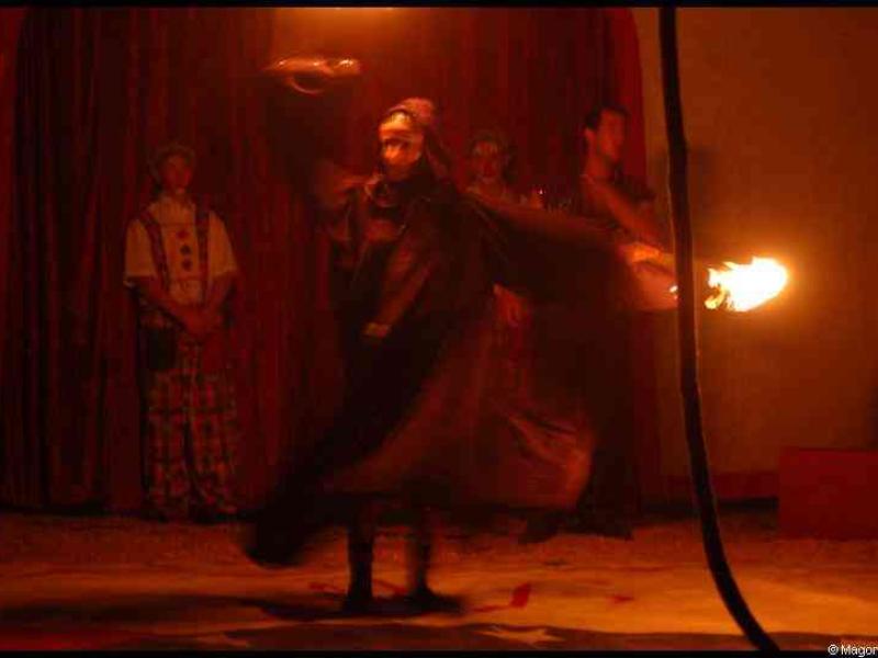 Cirque в Бельгии: танцор с факелом и фигуры в народных костюмах
