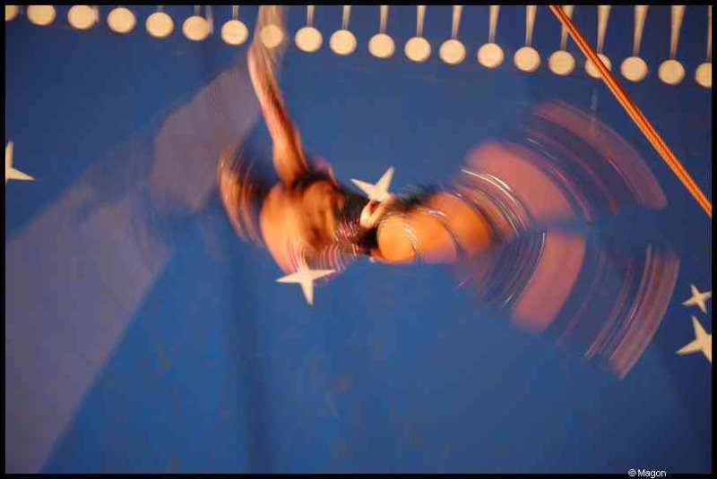 Cirque в Бельгии: размытый прыжок над синим полем со звёздами