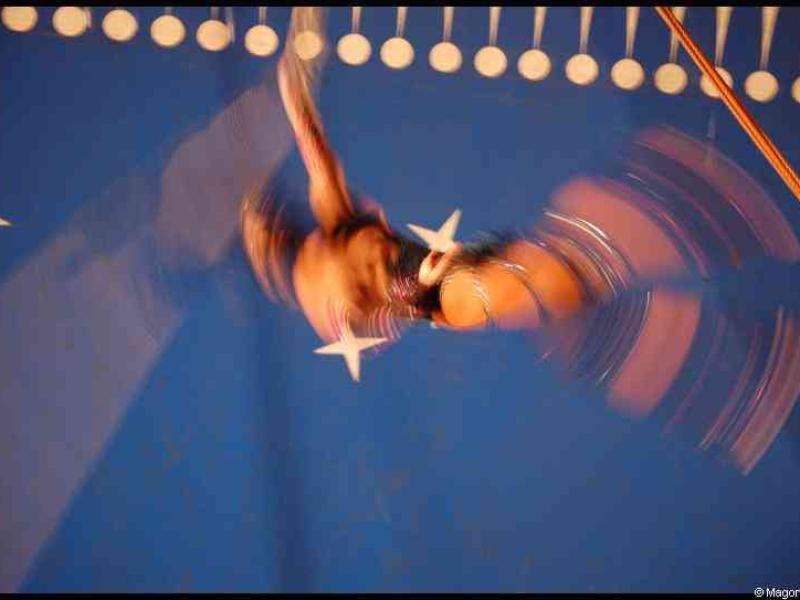 Cirque в Бельгии: размытый прыжок над синим полем со звёздами