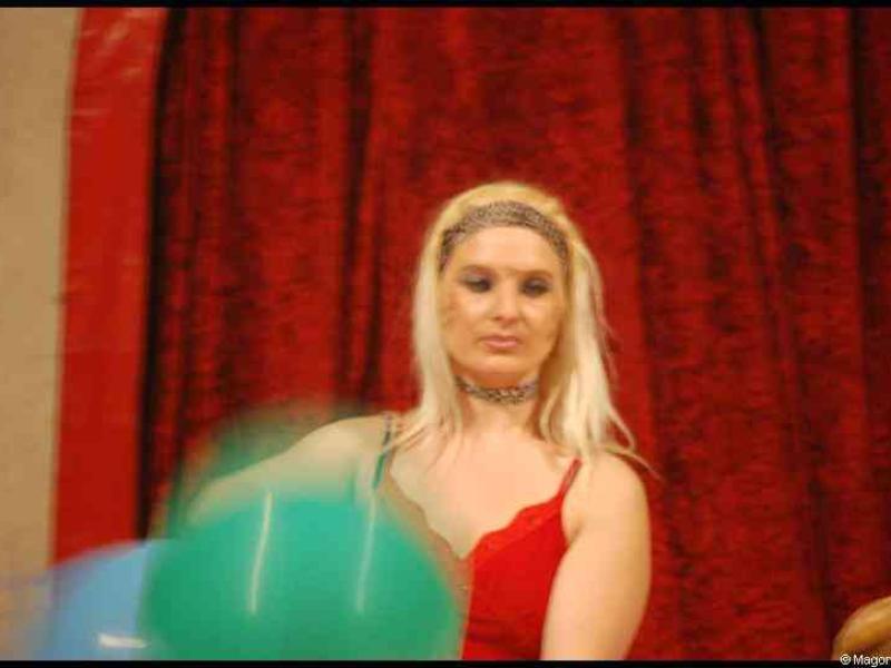 Cirque в Бельгии: золотистая балерина перед красным занавесом