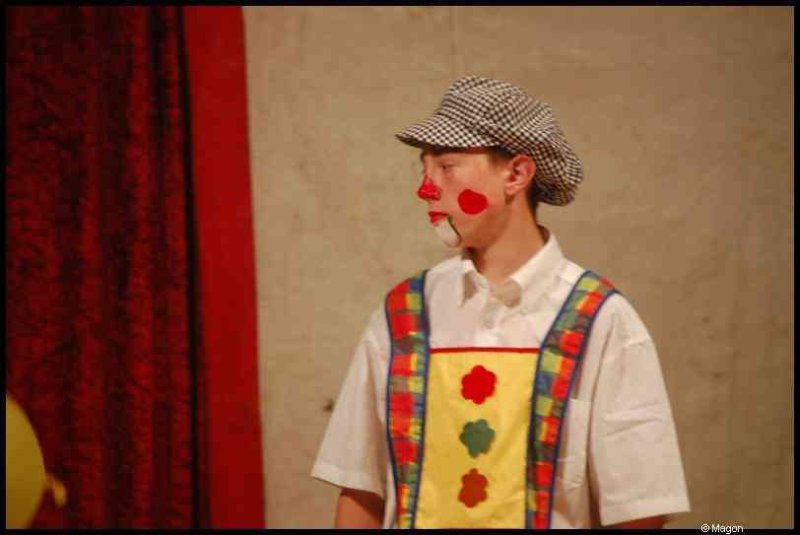 Клоун в шахматной фуражке на сцене Cirque, Бельгия