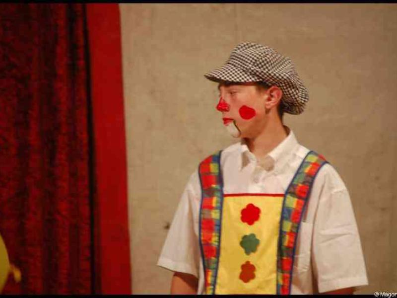 Клоун в шахматной фуражке на сцене Cirque, Бельгия